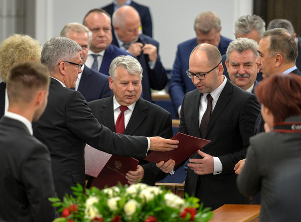 Senator z Prawa i Sprawiedliwości Adam Bielan oraz senator z Platformy Obywatelskiej Bogdan Borusewicz , PAP/Marcin Obara