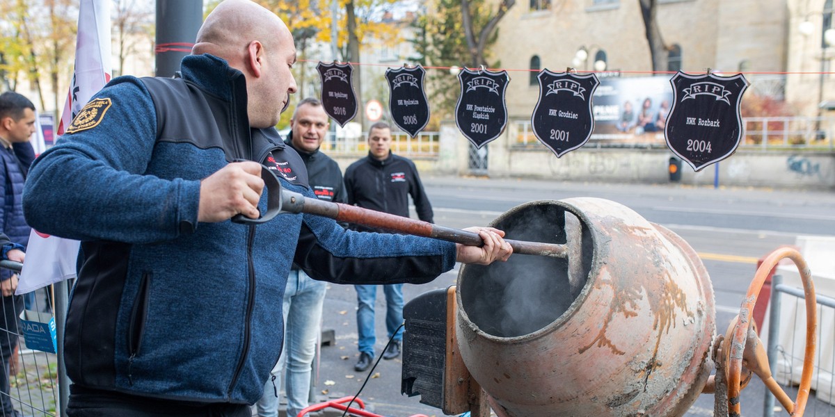 Betoniarka stanęła przed biurem poselskim Mateusza Morawieckiego w Katowicach. 