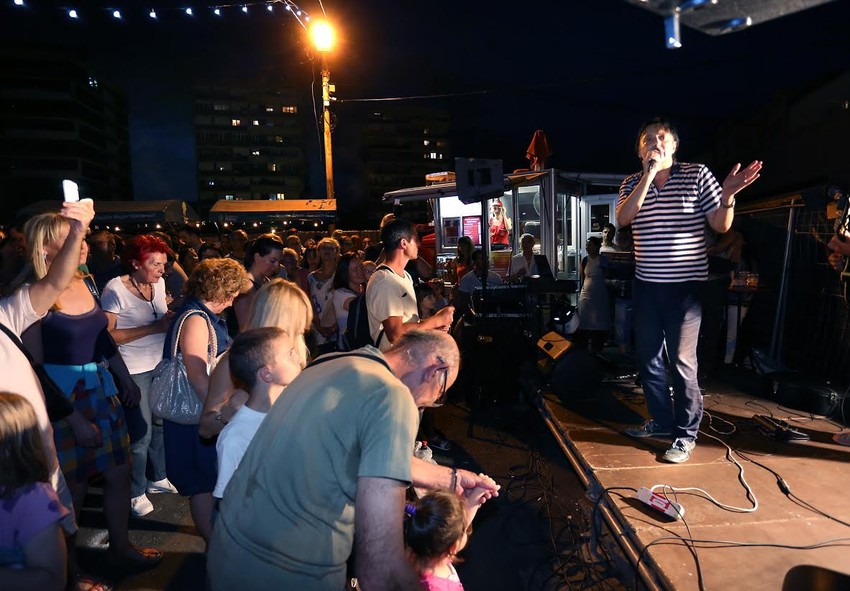 Beogradski noćni market na Kalenić pijaci: Bend "Đura i Mornari" zabavio publiku