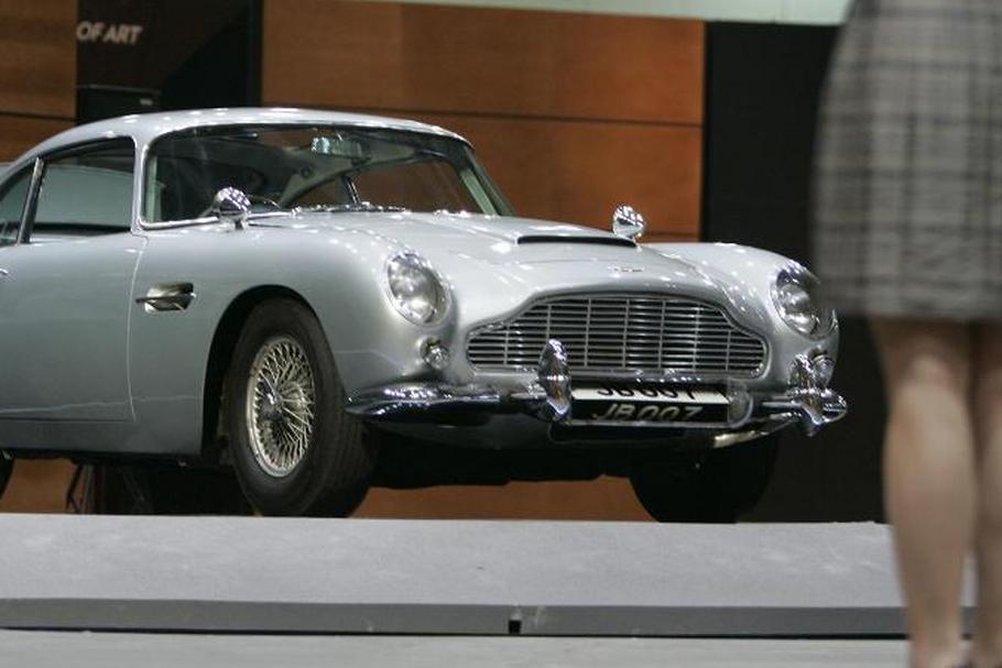 Aston Martin nogi