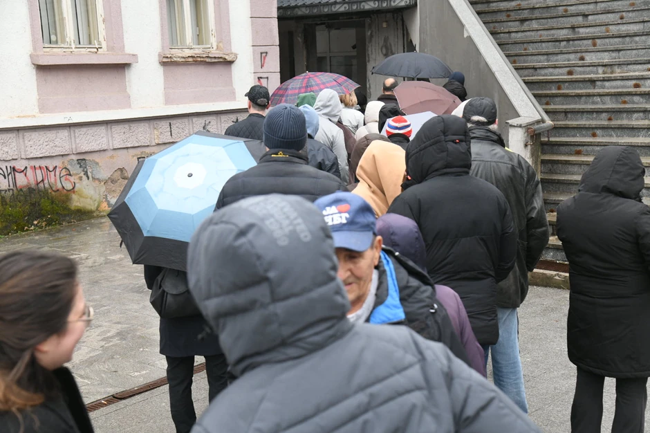 Aranđelovac: Red za glasanja