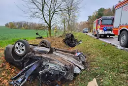 Śmiertelny wypadek koło Giżycka. Alfa Romeo dosłownie się rozpadła. Części były porozrzucane po okolicy