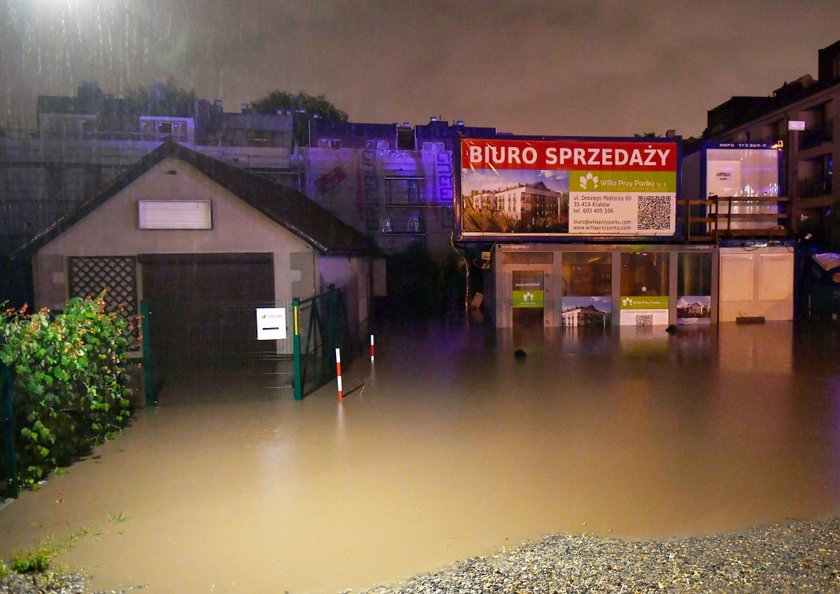 Ulewy w Małopolsce. Kraków zalany. Woda przerwała wał ...