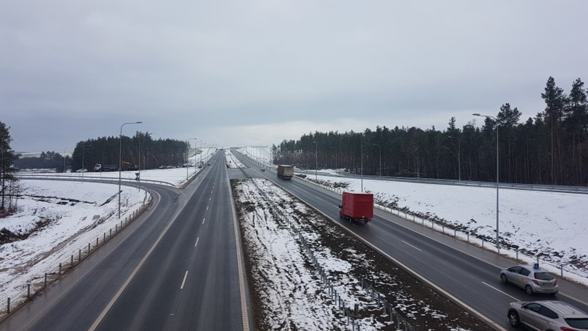 Wszystkie drogi krajowe są przejezdne. Opady śniegu występują na Lubelszczyźnie i Podkarpaciu, śniegu z deszczem w Małopolsce, a mgła na Pomorzu i Dolnym Śląsku - informuje rano Generalna Dyrekcja Dróg Krajowych i Autostrad.