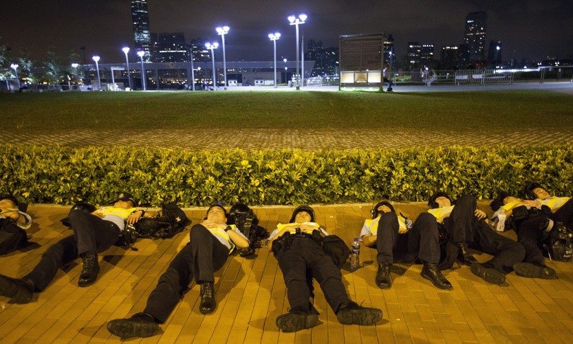 Stowarzyszenie Studentów z Hong Kongu zaapelowało w jednym z portali społecznościowych o to, by biorący udział w demonstracjach studenci wycofali się ze starć. Powodem jest groźba użycia gumowych kul przez oddziały prewencyjne.