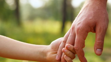 czy można zmusić ojca do płacenia alimentów, odmawiając mu kontaktu z