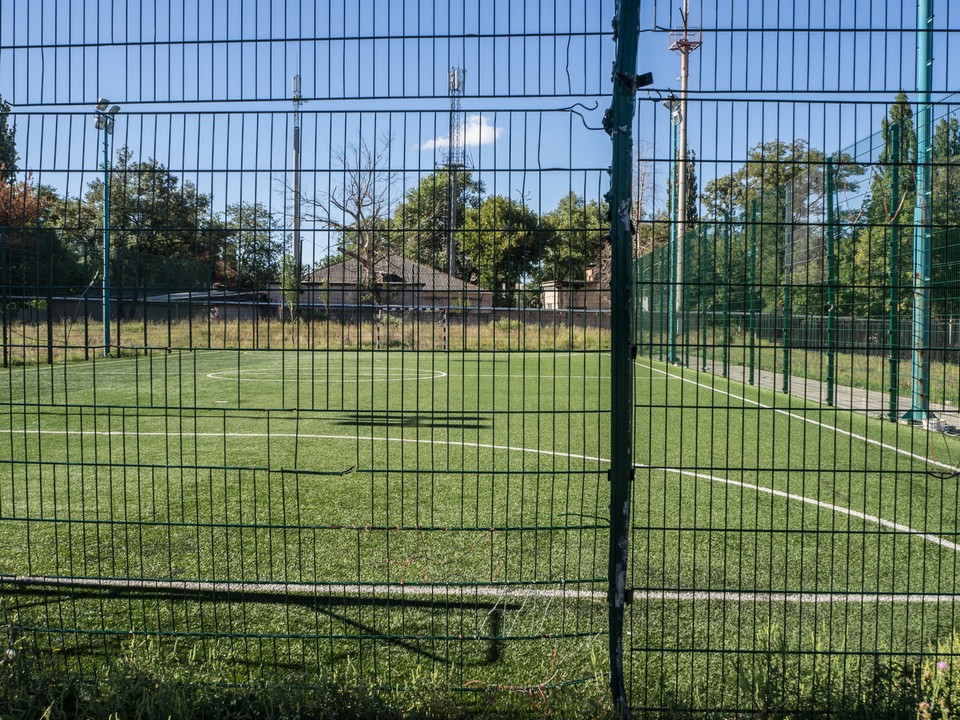 Rozerwana siatka na boisku przy szkole nr 63