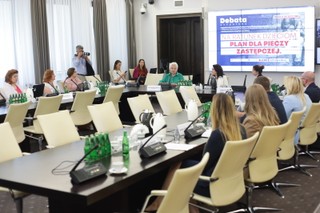 Zapaść rodzinnej pieczy zastępczej: Brakuje chętnych do jej prowadzenia, a dzieci przybywa