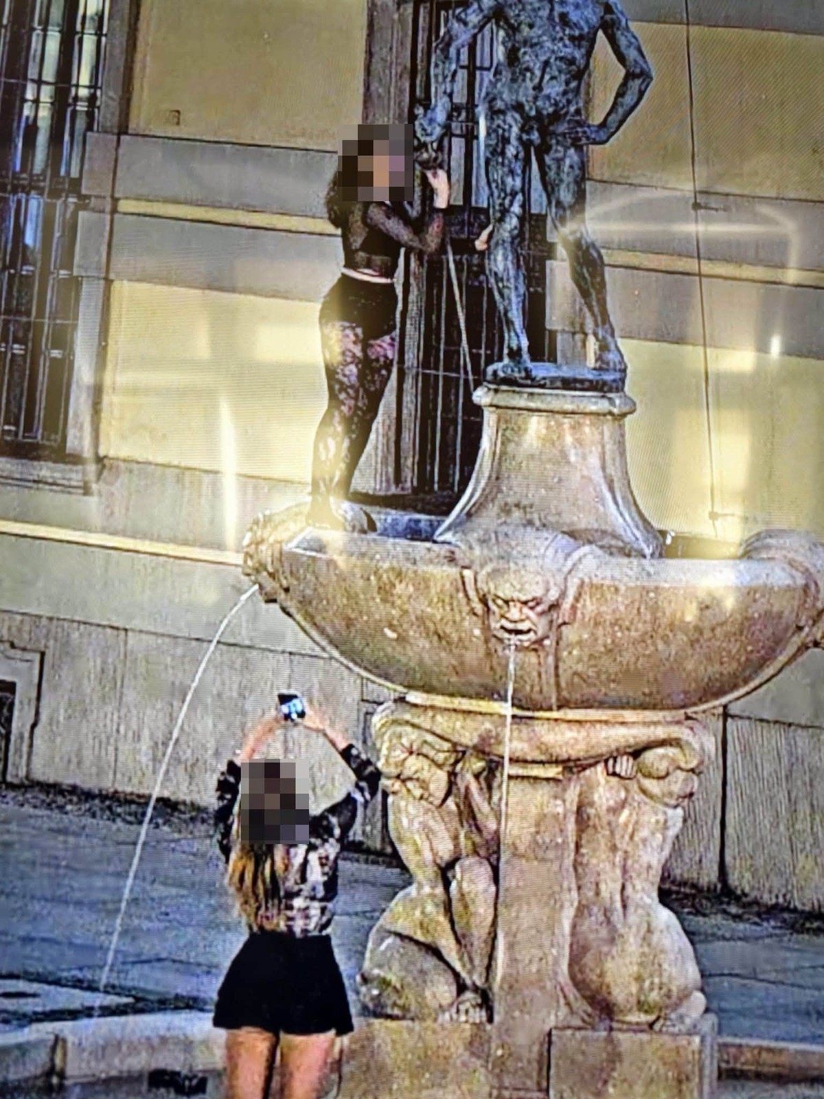 24-latka została nagrana w nocy. Zdjęcia pokazał prezydent Wrocławia. Już ją zatrzymano