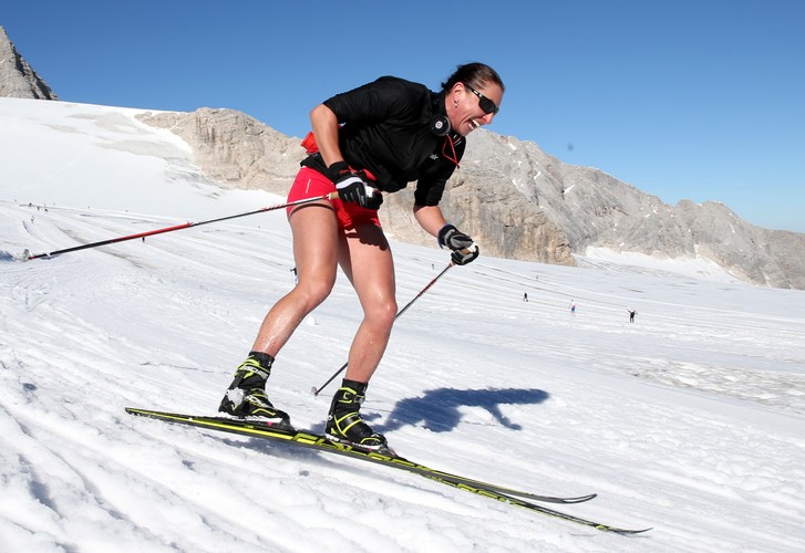 Justyna Kowalczyk trenuje na lodowcu w krótkich spodenkach. Bardzo krótkich spodenkach!