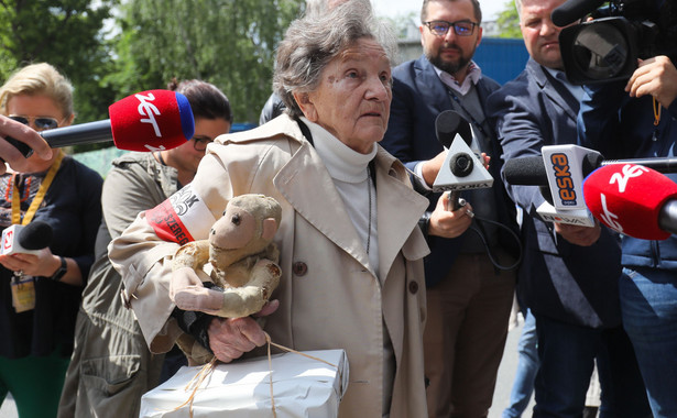 Wanda Traczyk-Stawska przekazała protestującym małpkę. "Pilnujcie jej. To jest pamięć Powstania Warszawskiego"