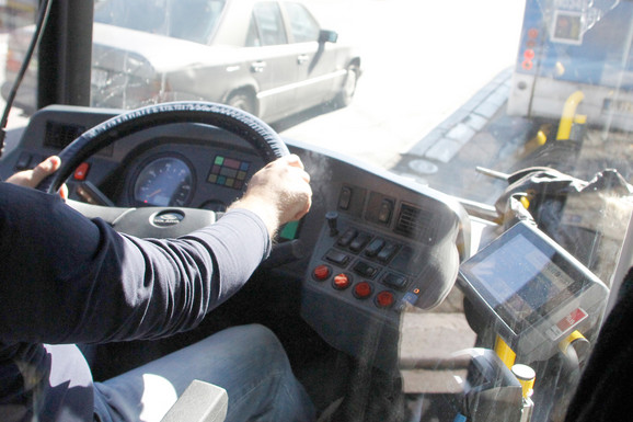 ZAPALIO SE AUTOBUS SA PRVAČIĆIMA Deca pošla na ekskurziju iz Tuzle kad je plamen buknuo, policija hitno reagovala