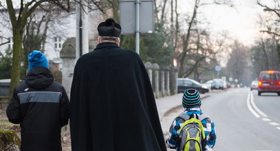 Starszy pan godzinami czekał, by przyjąć kolędę. Ksiądz potraktował go okropnie