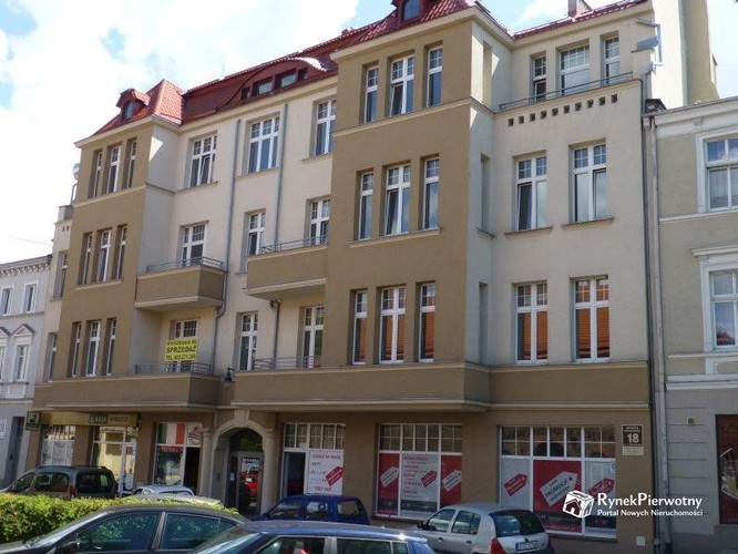 Mieszkanie numer 16 w inwestycji „Kamienica Dąbrowskiego”, lokalizacja: powiat tczewski, Tczew, ul. Dąbrowskiego (1,3 km od centrum Tczewa), ofertowa cena za 1 mkw. - 2996 zł, ofertowa cena za mieszkanie - 144 900 zł, powierzchnia - 48,4 mkw.
<br>
Zakup prawie pięćdziesięciometrowego M2 za 145 000 zł, jest możliwy na przykład w Tczewie. To lokum pod względem najniższej ceny jednostkowej (2996 zł/mkw.), zajmuje drugie miejsce spośród wszystkich ofert na portalu RynekPierwotny.pl. Opisywane mieszkanie znajduje się w odnowionej kamienicy blisko centrum miasta. Budynek z lat 30 - tych minionego wieku, ostatnio przeszedł gruntowną modernizację. Wymieniono w nim między innymi wszystkie instalacje. Zmodernizowana kamienica posiada miejsca postojowe oraz komórki lokatorskie. 
<br>
Przeciętne ceny nowych i używanych mieszkań na terenie Tczewa (około 3300 zł/mkw.), są typowe dla wielu polskich miast o podobnej wielkości. W tym kontekście warto przypomnieć, że średnia transakcyjna cena lokalu mieszkalnego wynosi obecnie 4100 zł/mkw. - 4300 zł/mkw. (4117 zł/mkw. według GUS w 2014 r.). Informacje napływające z takich miast jak Warszawa lub Kraków, mogą sugerować, że metraż w Polsce jest znacznie droższy.