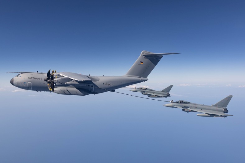 Dwa Eurofightery Luftwaffe podczas tankowania powietrznego z A400M w drodze na ćwiczenia DesertFlag 2025 w Zjednoczonych Emiratach Arabskich. Źródło: Bundeswehra