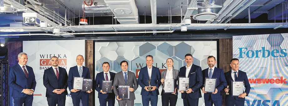 Od lewej: Paweł Zielewski, redaktor naczelny „Forbesa”, Dariusz Ćwiklak, zastępca redaktora naczelnego „Newsweeka”, oraz laureaci rankingów: Przyjazny Bank „Newsweeka” i Bank Przyjazny Firmie „Forbesa”