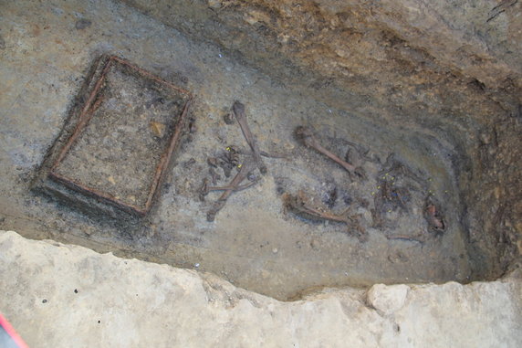 Pochówek kobiety, w której grobie znaleziono żelazne składane krzesło