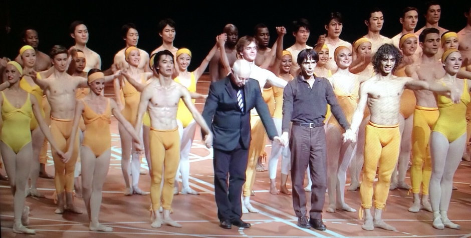 Piotr Nardelli po spektaklu na scenie NHK - z Tokyo Ballet  z dyrektorem baletu Gil Roman. Do IX Symfonii Beethovena choreografię zrobił Maurice Bejart w 1964 r.