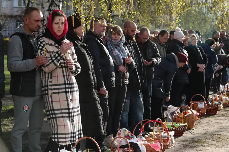 Julia i Jewgienij podczas święcenia pokarmów w Buczy