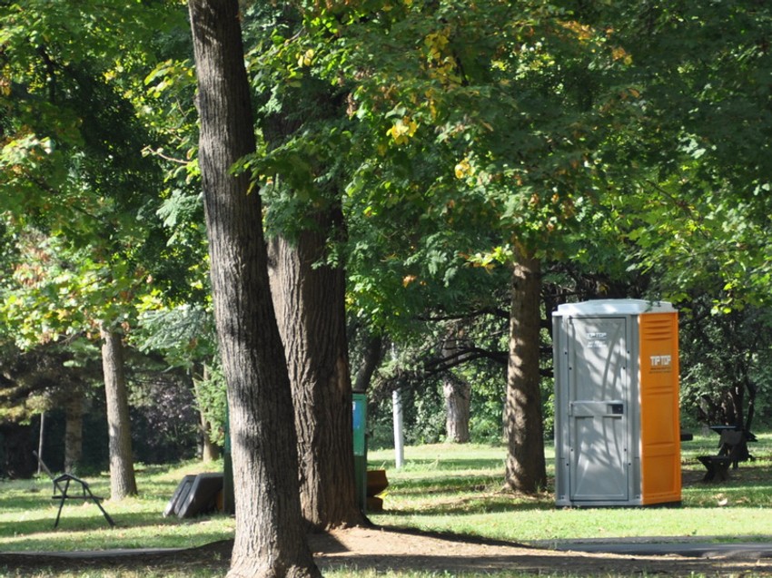 Dva nova mobilna toaleta u Zvezdarskoj šumi