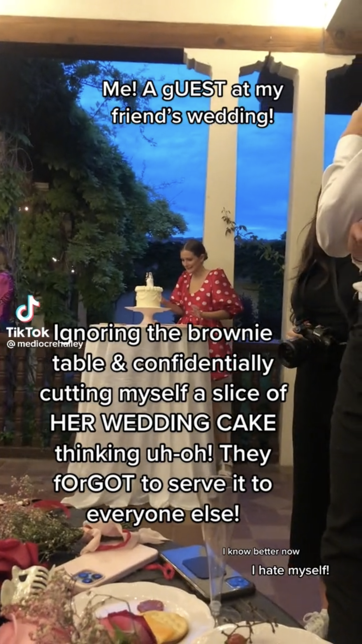 Hailey si spokojne krája zo svadobnej torty.