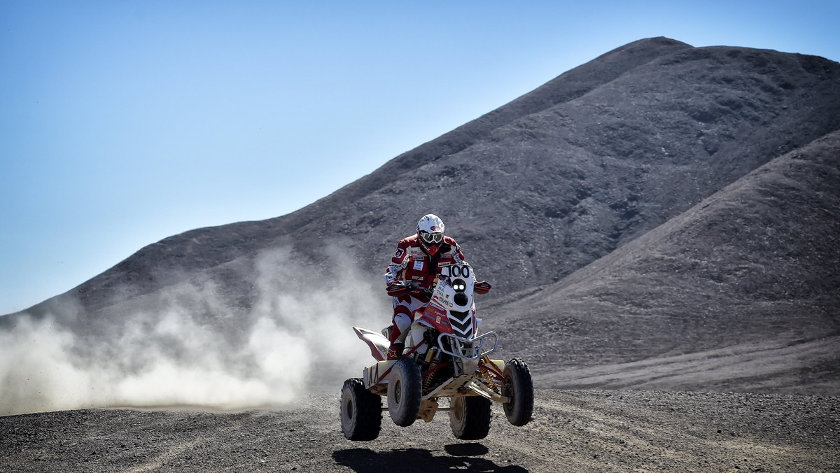 Uczestnicy Atacama Rally pokonali w środę najdłuższy z zaplanowanych odcinków specjalnych. Po niemal 470 km, pierwszym quadowcem na mecie był Rafał Sonik z czasem 5 godzin i 33 minuty. Polak był zadowolony nie tylko z wyniku, ale również pełnego doznań dnia rywalizacji.