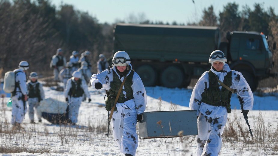 Żołnierze batalionu wojsk powietrznodesantowych podczas ćwiczeń rosyjskich sił powietrznych na poligonie (17.03.2015)