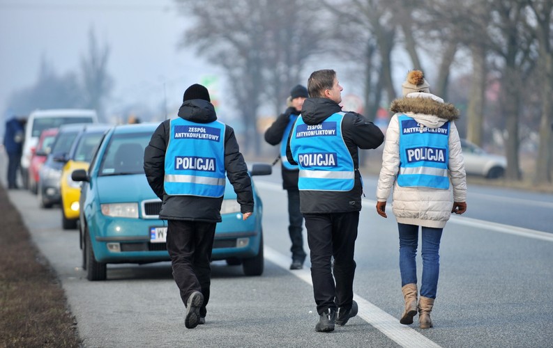 Przedstawiciele zespołu antykonfliktowego policji na miejscu blokady