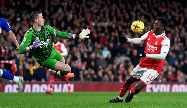 epa10497774 Everton goalkeeper Jordan Pickford (L) saves a ball in front of Arsenal's Eddie Nketiah (R) during the English Premier League soccer match between Arsenal London and Everton FC in London, Britain, 01 March 2023. EPA/Andy Rain Dostawca: PAP/EPA.