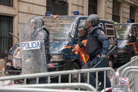 GLUMILI LAŽNE POLICAJCE I PLJAČKALI GRAĐANE Dramatična potera za osumnjičenima: Uhapšeni Srbi u Španiji