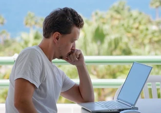 Muškarac za kompjuterom