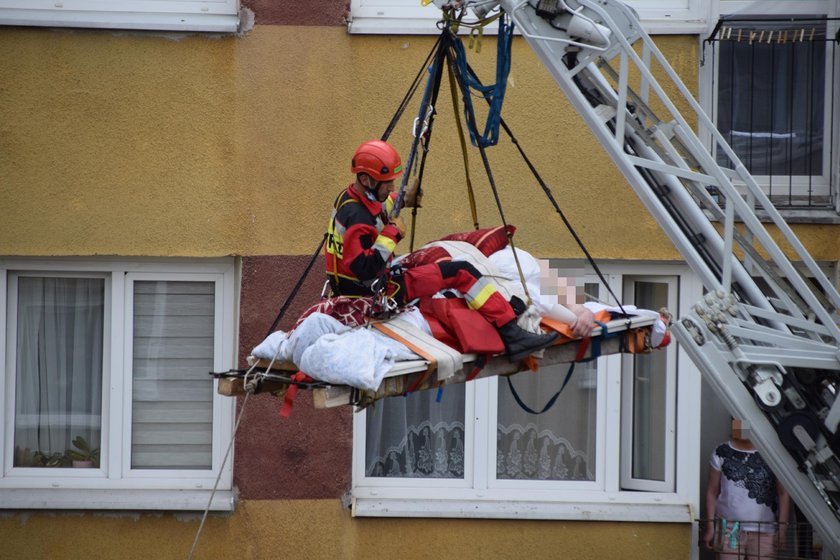 47-latek ze Świnoujścia waży ponad ćwierć tony. Wyniesiono go dźwigiem przez balkon