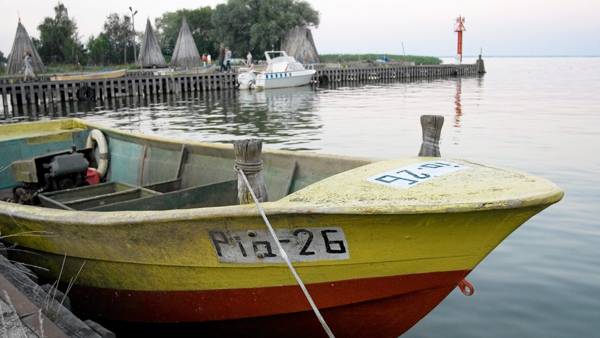 Samorząd woj. warmińsko-mazurskiego podpisał w czwartek umowy z samorządami Elbląga, Tolkmicka i Braniewa na budowę portów i przystani nad Zalewem Wiślanym. Projekt o nazwie "Pętla Żuław - rozwój turystyki wodnej" realizuje też woj. pomorskie.