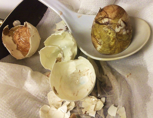 Specjał ten jest znany również jako „jajko z nogami”. Zapłodnione kacze jajo wystawia się na słońce, by przyspieszyć jego rozwój. Po kilku dniach (lub kilkunastu – w zależności od kraju) zarodek jest już w pełni ukształtowany. Wtedy jajko delikatnie się podgotowuje. Balut je się łyżeczką prosto ze skorupki, a zarodek spożywa się w całości  - wraz z kośćmi i dziobem. Danie to uchodzi również za afrodyzjak.