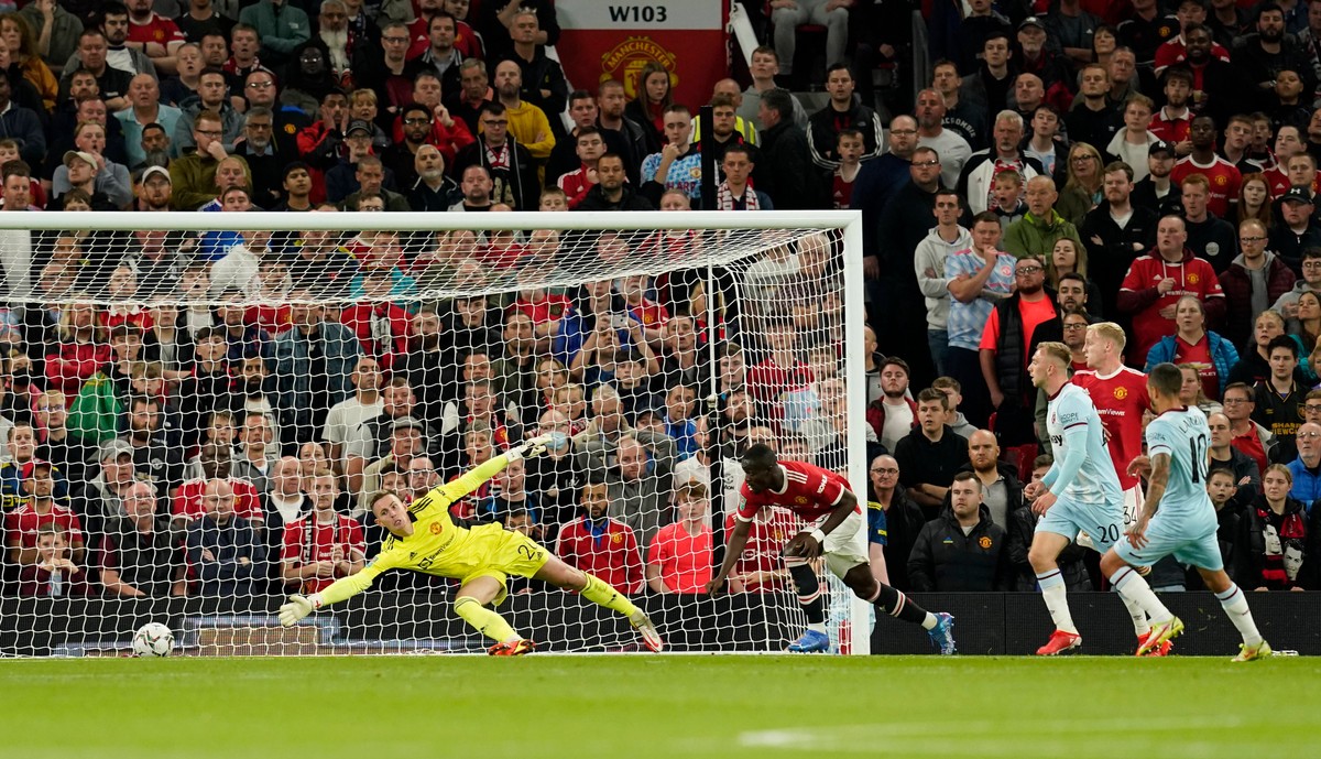 Piłkarz West Ham United Manuel Lanzini (P) strzelający gola bramkarzowi Manchesteru United Deanowi Hendersonowi (L) podczas meczu Pucharu Ligi Angielskiej