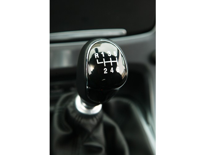 Jeżdżąc fordem mondeo mieliśmy dziwne wrażenie, że ujawnia się u nas rozdwojenie jaźni, a wszystko za sprawą mieszanych uczuć jakie wywoływał. Rozpływanie się nad jego zaletami w trasie przeplatało się z rozdrażnieniem jego nieporęcznością w zatłoczonym mieście