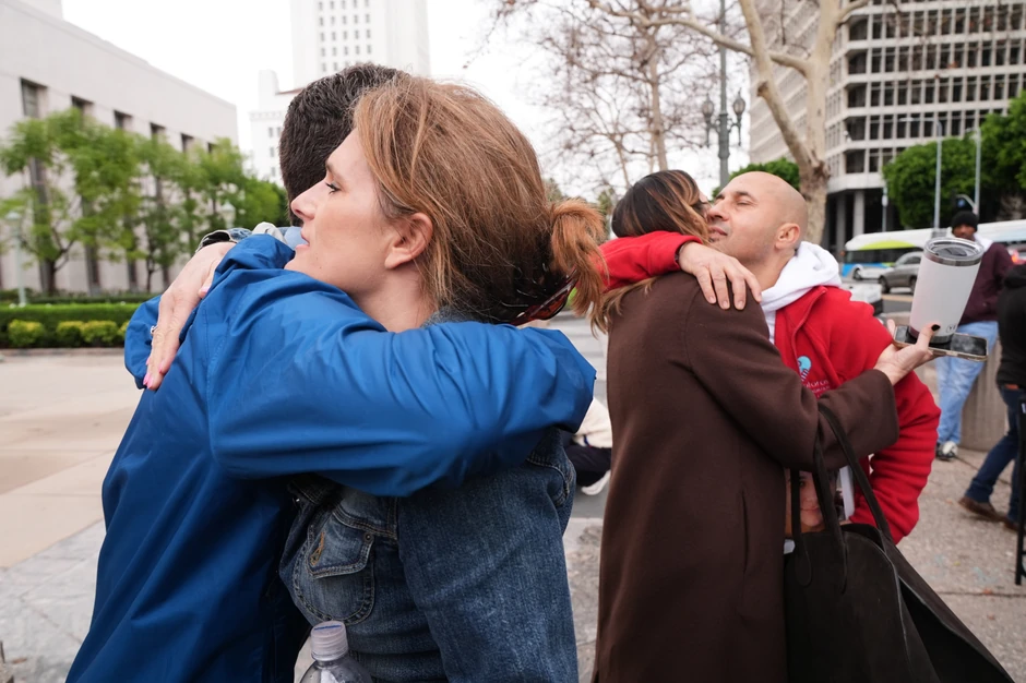 Ljudi se grle spred sudnice u Los Anđelesu 11. februara tokom ključnog procesa u vezi odgovornosti tehnoloških kompanija i društvenih mreža