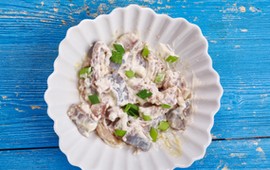 pyszny-obiad-na-czwartek-podajemy-przepis-ty-gotujesz-ledzie-pocztowe-z-goracymi-ziemniakami