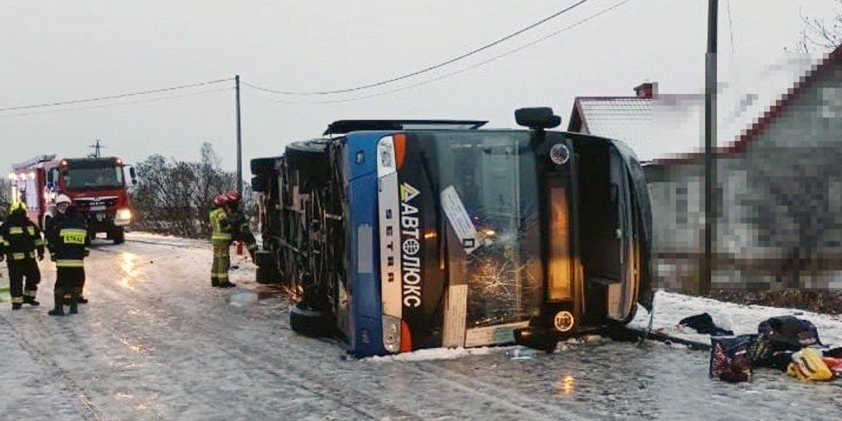 Drogowy horror w Gołębiach. Przewrócił się autokar. Jest wielu rannych.