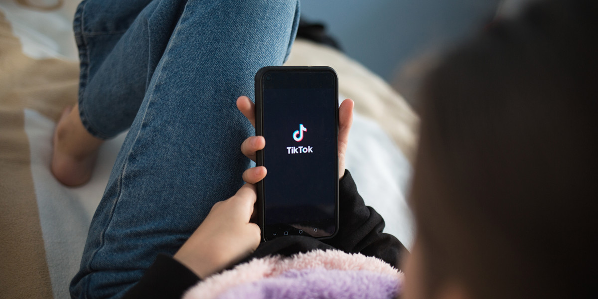 Użytkowanie aplikacji TikTok przez osoby poniżej 18 roku życia będzie podlegało większym restrykcjom.
