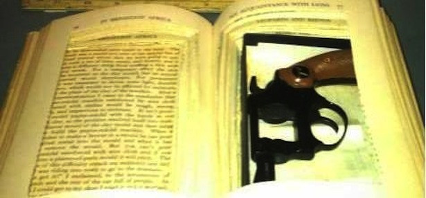 Dziwne znaleziska w bagażach - broń palna ukryta w książce