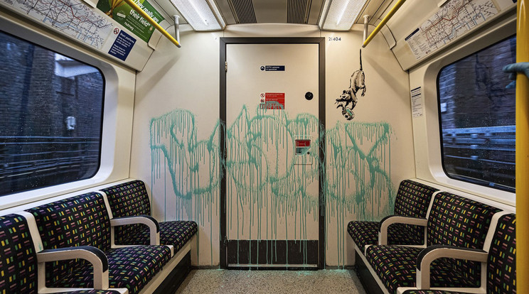 A 2020. július 14-én JBPR által közreadott, dátum nélküli képen Banksy, a nagy-britanniai Bristolból származó graffitiművész alkotása a londoni metró egyik kocsijának falán./ Fotó: MTI/AP/@banksy