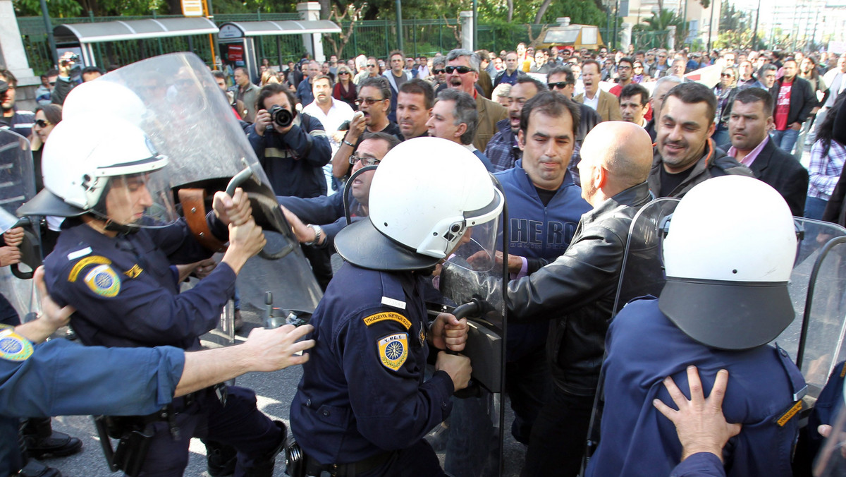 Setki Greków przemaszerowały przez centrum Aten w ramach protestu przeciwko rządowym planom oszczędnościowym. Na znak protestu przeciwko projektom ustaw likwidujących umowy zbiorowe, miejski transport w stolicy funkcjonował z dużymi przerwami.