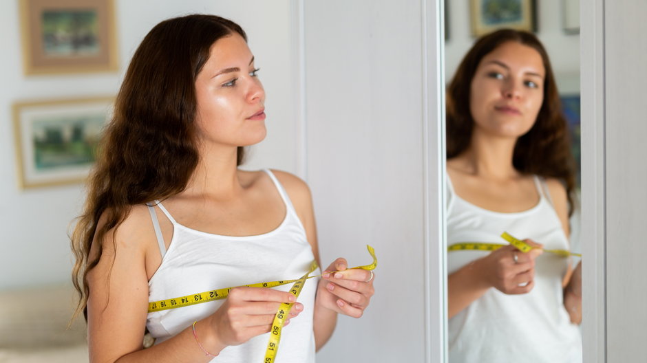 Etapy rośnięcia biustu u nastolatek podzielone są na 5 faz