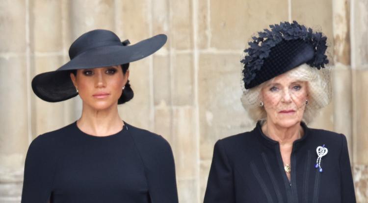 Vajon milyen titkot rejt Kamilla királyné gyémánt melltűje, amit Erzsébet királynő temetésén viselt? Fotó: Getty Images