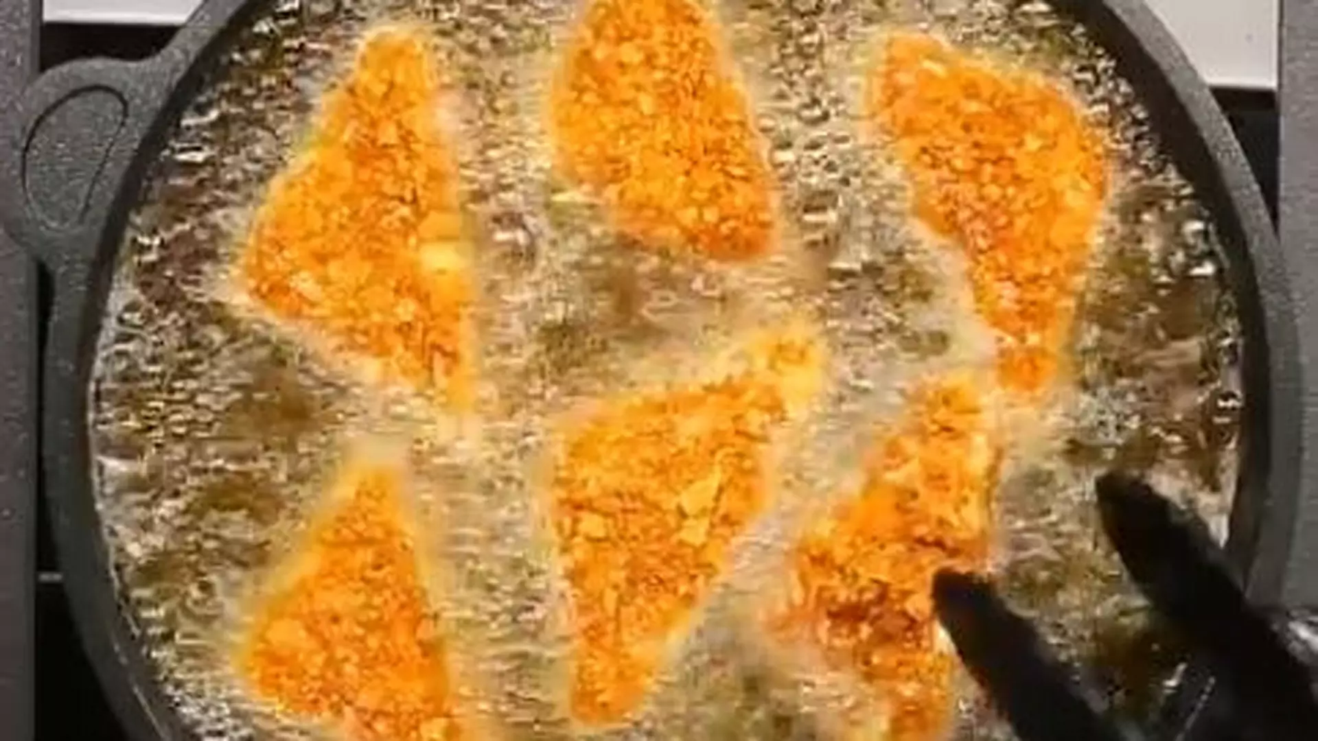 Makaron z bekonem pokryty nachosami