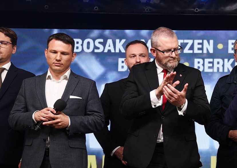 Sławomir Mentzen, Grzegorz Braun i politycy Konfederacji podczas Wielkiego finału kampanii Konfederacji na Rynku Głównym w Krakowie 13 września 2023 r.