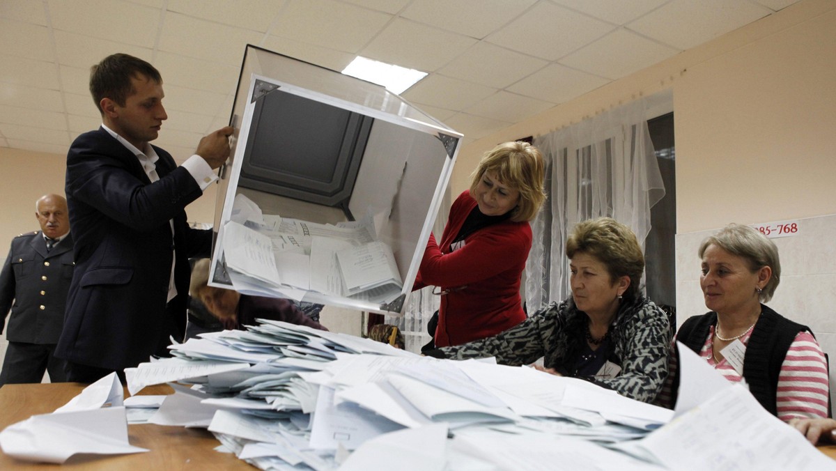 W Osetii Południowej odbędzie się druga tura wyborów prezydenckich między Anatolijem Bibiłowem a Ałłą Dżiojewą - poinformowała Centralna Komisja Wyborcza (CKW). W pierwszej turze wyborów w tej separatystycznej republice uczestniczyło 11 kandydatów.