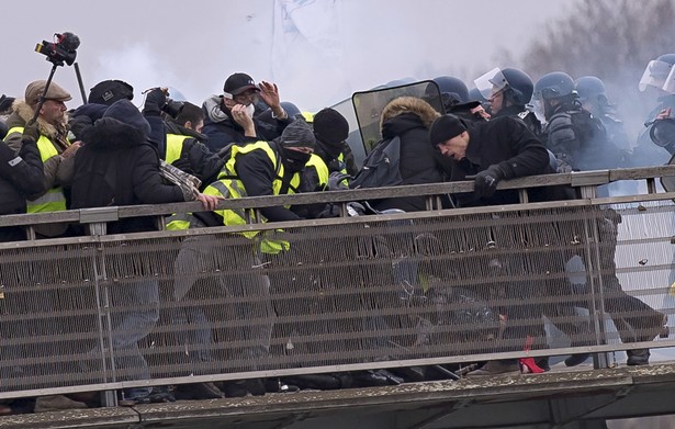 Mistrz Francji w boksie pobił policjanta podczas protestu "żółtych kamizelek" [WIDEO]