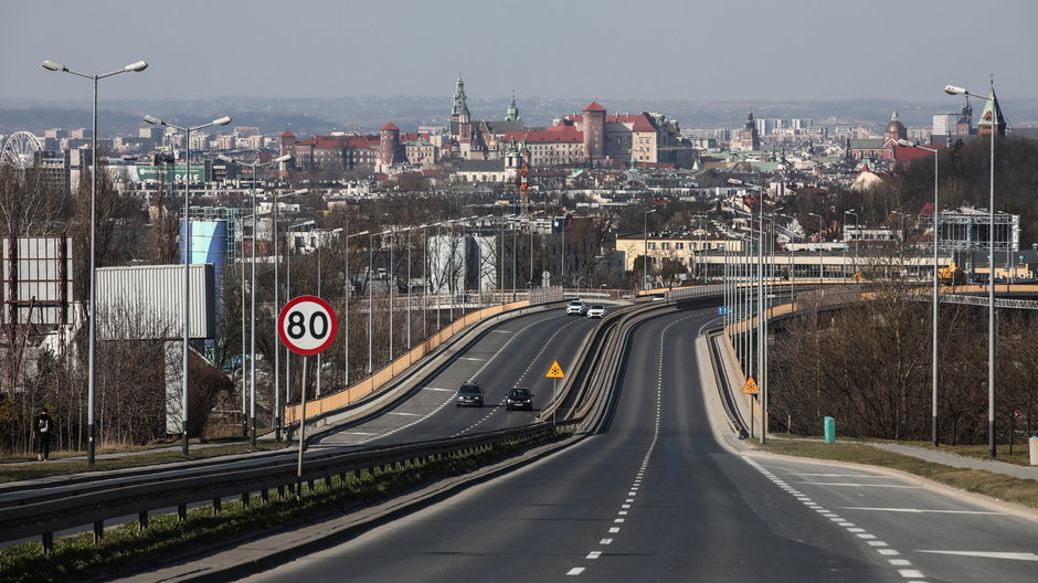 Marcowy lockdown zmniejszył smog komunikacyjny. Na zdjęciu zakorkowana zazwyczaj ul. Turowicza w Krakowie